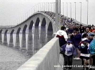 Photo - Confederation Bridge Walk Day, Prince Edward Island (22,000 bytes)