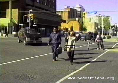 Photo - Dangerous intersection, Ottawa, Ontario (11663 bytes)