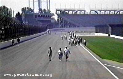 Photo - Walkers on the track of the Indianapolis Motor Speedway (48141 bytes)